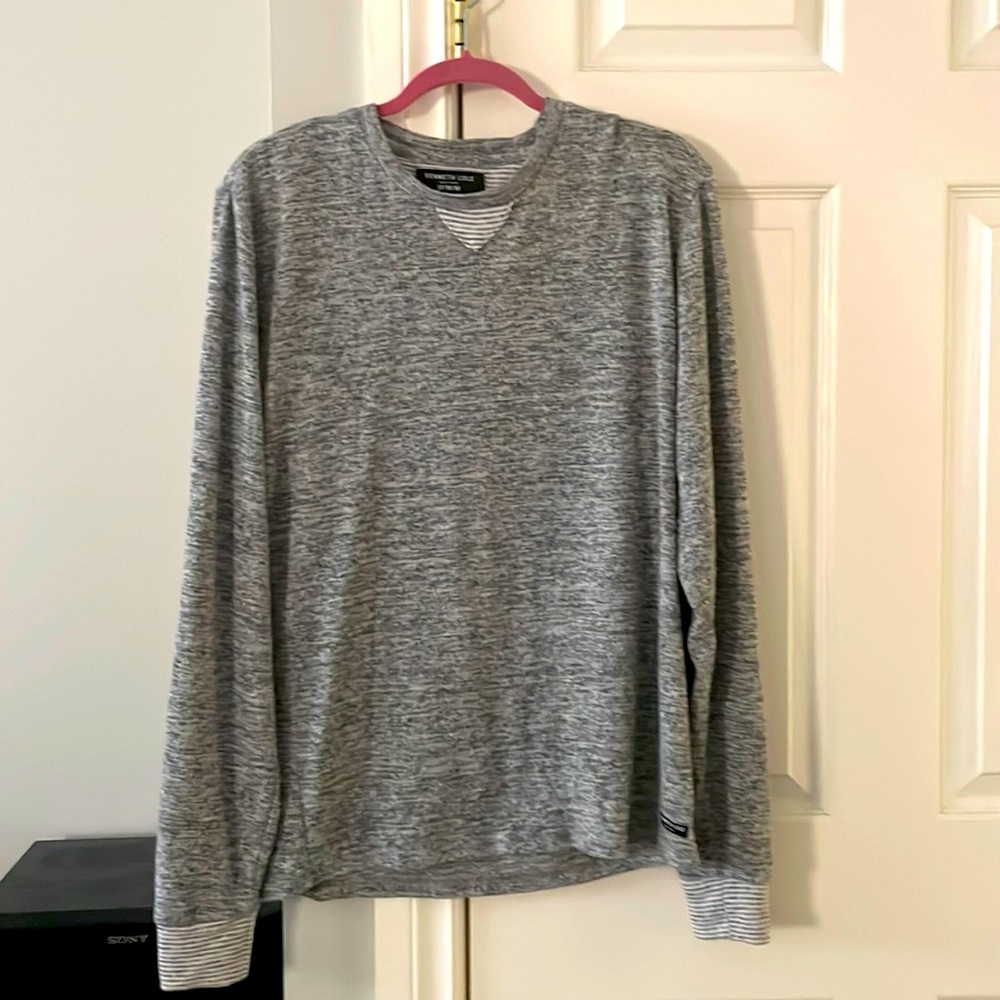 Worn 2x. Very soft. Fits like between a medium and large. Smoke free pet free.